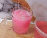 Foto langkah ke 5 dari resep Es Kuwut Nutrijell Stroberi Mix Cocorio Stroberi.