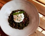 Foto del paso 9 de la receta: Guisantes picantitos con morcilla y menta y huevo poché