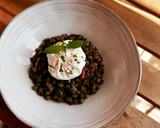 Foto del paso 9 de la receta: Guisantes picantitos con morcilla y menta y huevo poché