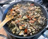 Une image de l'étape 14 de Sauté de porc aux champignons, tomates, oignons rouges et persil d'algues.