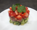 Foto del paso 5 de la receta: Tartar de atún, aguacate y fresas 🐟🥑🍓
