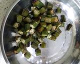 A picture of step 3 of Bhindi aloo ki dry sabzi.