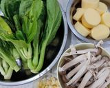 Foto langkah ke 1 dari resep Tumis Baby Pakcoy Jamur Shimeiji.