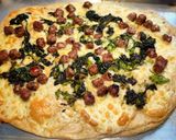 Foto del passaggio 4 della ricetta Pizza integrale salsiccia e friarielli