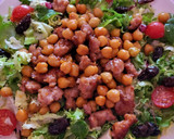 Foto del paso 5 de la receta: Ensalada de verano con legumbres, longaniza, sobrasada y miel