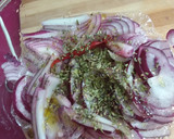 Foto del paso 1 de la receta: Dorada con cebolla roja