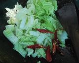 Foto langkah ke 3 dari resep Tumis sawi putih mix telur.