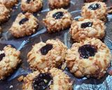 Foto langkah ke 5 dari resep Blueberry peanut thumbprint.
