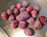 Une image de l'étape 1 de Salade de fruits du jardin au melon et raisins.