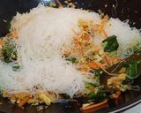 Foto langkah ke 7 dari resep Bihun Goreng Bakso Sayur.