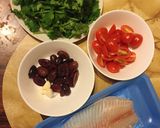 Hình bước làm 1 của món Phile cá tráp vs salad cà chua, olive ngày tuyết rơi nhiều thật nhiều ❄️❄️