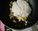 Foto langkah ke 5 dari resep Nasi Goreng Sosis Bumbu Iris.