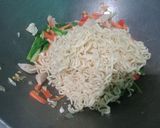 Foto langkah ke 5 dari resep Mie Goreng Bumbu Simpel Pedas.