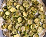 Une image de l'étape 2 de Pizza courgettes-oignons.