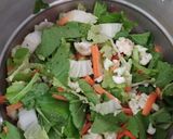 Foto langkah ke 2 dari resep 15. Tumis sayur campur campur wortel, sawi hijau, sawi putih, bunga kol by Dapur bu Dinda.