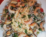 Foto del paso 4 de la receta: Cazuela de Gallo, con gulas y gambas