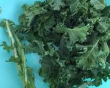Hình bước làm 2 của món Thí nghiệm cùng cải xoăn: kale salad và kale chip