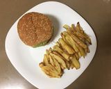Foto del paso 3 de la receta: Hamburguesa con guacamole, queso, cebolla y patatas fritas al horno