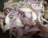 Foto del paso 2 de la receta: Fajitas de cerdo encebolladas