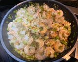 Foto del paso 3 de la receta: Pasta con camarones y Cebollines