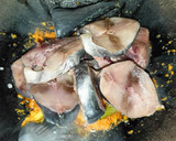 Foto langkah ke 3 dari resep Ikan Tongkol Bumbu Kuning Pedas.