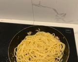 Foto langkah ke 3 dari resep Spaghetti aglio olio tuna.