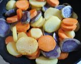 Gremolátás fűszervajas csirke, színes körettel és salátával recept fázis 5 fotója