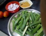 A picture of step 1 of Bharwa masala bhindi.