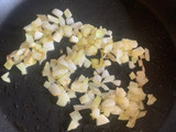 Tallarines de calabacín con salsa de champiñones, cebolla y queso
