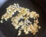 Foto del paso 3 de la receta: Tallarines de calabacín con salsa de champiñones, cebolla y queso