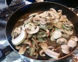 Foto del paso 4 de la receta: Salteado de carne y champiñones 🍄