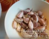 รูปขั้นตอนการทำที่ 1 ของ ผัดดอกแคสีแดงกับหมูสับ