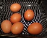 Foto del paso 1 de la receta: Huevos con forma de magdalena con espárragos en freidora de aire