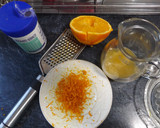 Foto del paso 1 de la receta: Magdalenas de naranja con ciruelas secas y nueces