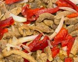 صورة لخطوة 3 من وصفة لحم ستراجانوف مع البصل والفلفل الاحمر 🥩🌶️🧅🧄🫚🧈