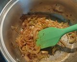 A picture of step 1 of Mi sopa de fideos y langostinos (prawn and noodle soup).