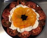 Une image de l'étape 3 de Salade de tomates tricolores à la mozzarella di buffala et ail triquetre séché.