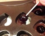 Foto del passaggio 2 della ricetta Cioccolatini ripieni con amarene