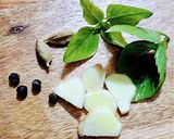 Hình bước làm 1 của món Masala chai tea (trà sữa thảo mộc Ấn Độ)