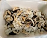 Une image de l'étape 4 de Champignons de Paris sautés à l’ail, oignon doux et coriandre fraîche.