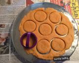 केसर पिस्ता मठरी (kesar pista mathri recipe in Hindi) रेसिपी चरण 3 फोटो
