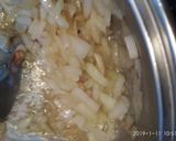 Foto del paso 3 de la receta: Bacalao con tomate, pasas y piñones