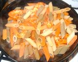 Foto del paso 10 de la receta: Fideos tricolor con camarones