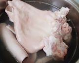 Hình bước làm 2 của món Tai heo cuộn trứng muối