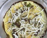 صورة لخطوة 5 من وصفة -بيض بالسجق ودبس الرمان 🍳🥓!