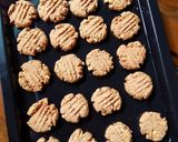 Foto langkah ke 8 dari resep Crunchy Peanut Oatmeal Cookies.