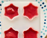 A picture of step 4 of Falsa Popsicles.