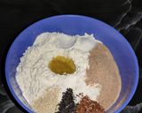 Foto del paso 5 de la receta: Empanadas rellenas de pollo con salsa bechamel y masa integral con semillas casera