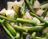 સરગવાની શીંગ અને બટાકાનું શાક (Sargva and Potato Shak Recipe in Gujarati) રેસીપી સ્ટેપ1ફોટો