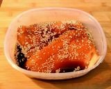 Foto del paso 1 de la receta Salmón marinado con soja, miel y sésamo